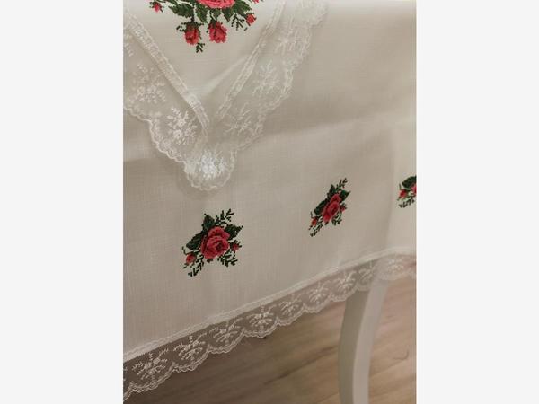 Kanaviçe Baskılı Güpürlü Dört Güllü Masa Örtüsü Takımı 26 Parça Bordo