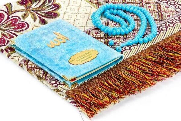 كتاب ياسين مخملي مغطى - حجم الجيب - لوحة الاسم - سجادة الصلاة - مسبحة - محاصر - لون أزرق