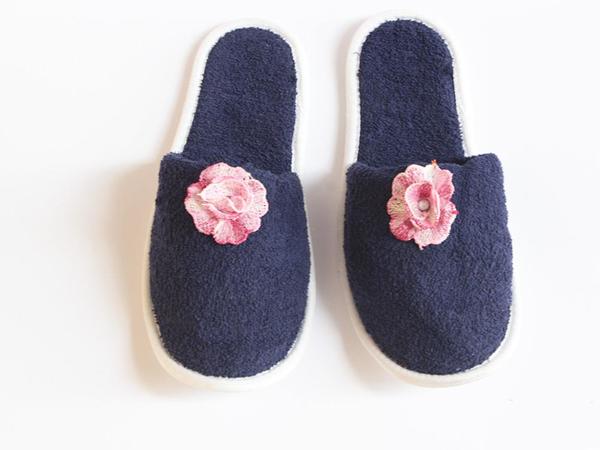 Chaussons Rose Nacré Motif Rose Bleu Marine