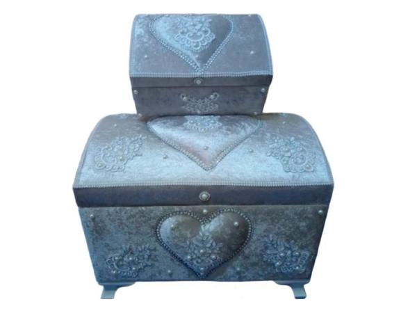 2 Stück French Laced Heart und Pearl Dowry Chest Grey