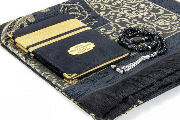 Livre Yasin recouvert de velours - Taille du sac - Motif Kaaba - Plaque spéciale nom - Tapis de prière - Chapelet - Ku