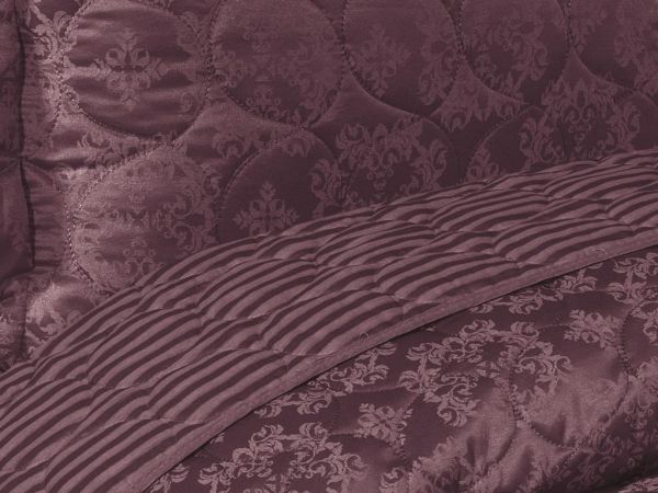 مفرش سرير مزدوج مبطن من قماش البرقوق