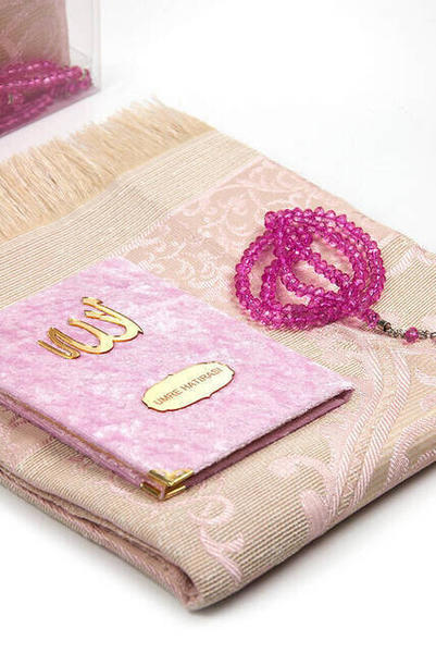 Anneler Gününe Özel Kadife Kaplı Yasin Kitabı - Çanta Boy - İsme Özel Plakalı - Seccadeli - Tesbihli