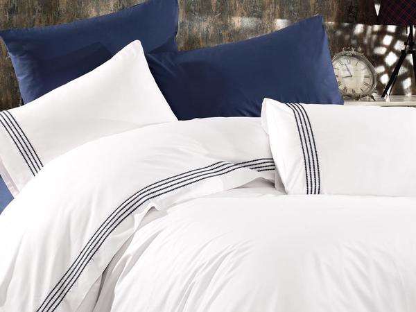 طقم بياضات مطرزة من لارا باللون الأزرق