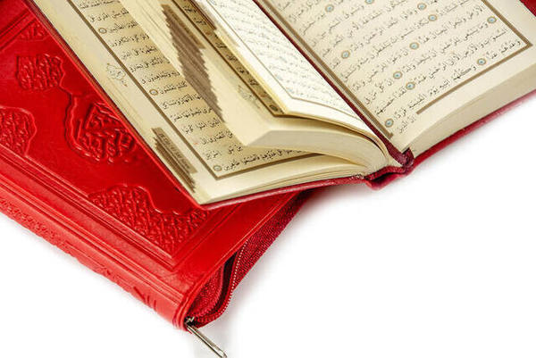 The Holy Quran - Plain Arabic - With Artificial Leather Bag - Pocket Size - Claret Red - With Computer Hat