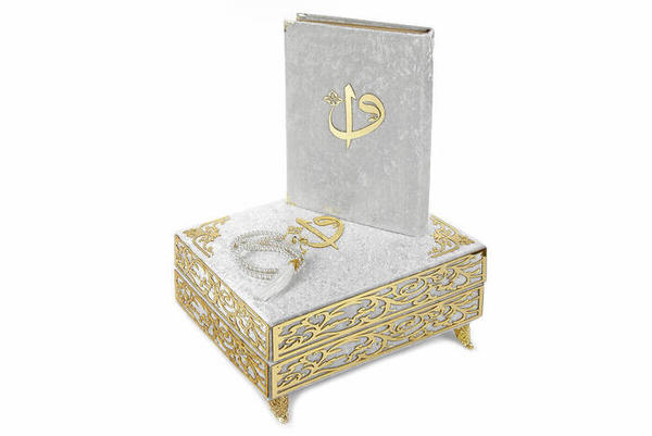 Özel Elif Vav Pleksi Süslemeli Hediyelik Kadife Kaplı Ayaklı Sandıklı Kuranı Kerim Beyaz