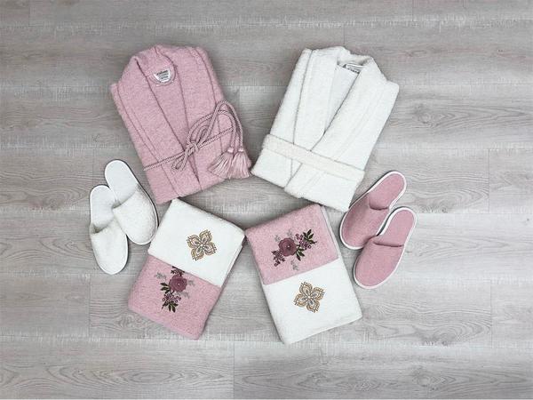 طقم روب حمام عائلي مطرز بالحدائق كريم ورد مجفف