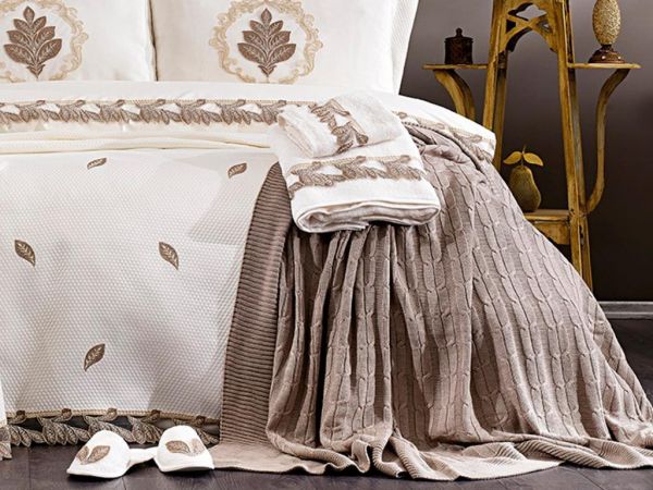 عبوة مهر من علياء بتطريز فرنسي 20 قطعة كريم بني