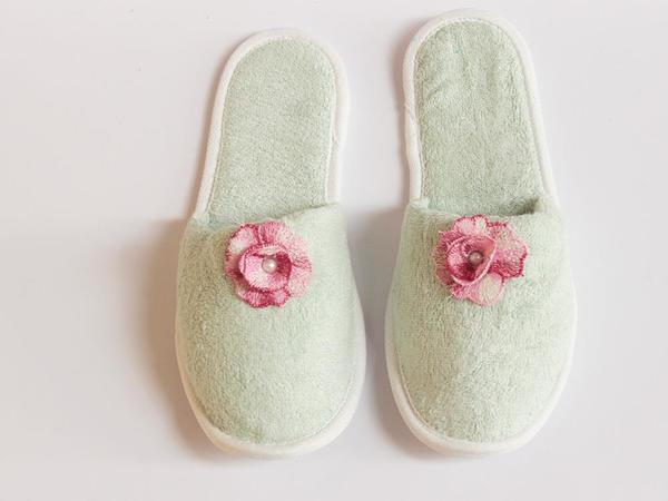 İncili Pembe Gül Desenli Terlik Açık Yeşil