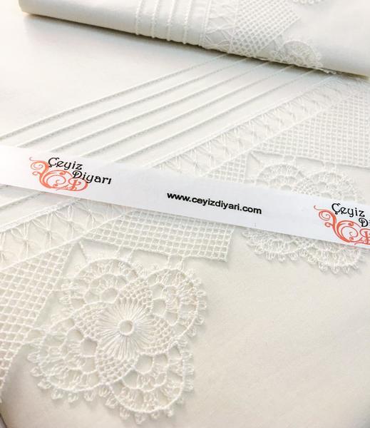 طقم غطاء لحاف دانتيل لامع بإبرة كريم