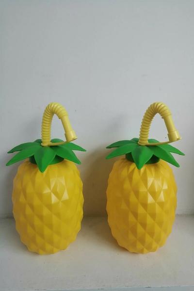 شراب Bayev Tropic مستوحى من 2 أناناس مع مصاصة