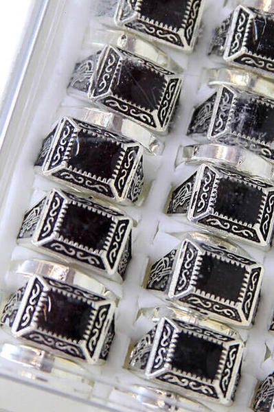 Quadratischer Stein Tugra Herrenring 42 Stück