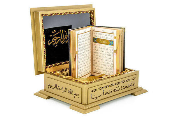 هدية مصحف مع صندوق خشبي - عربي سادة - مقاس الجيب - ذهبي
