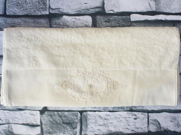 كريم منشفة مطرزة من Dowry Land Selen