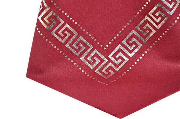 Board Patterned Red Leaf Cover