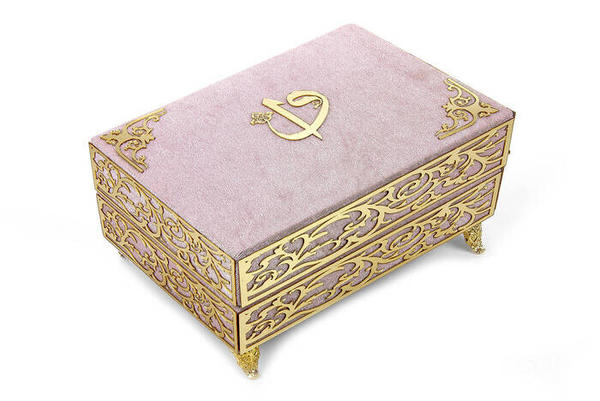 Özel Elif Vav Pleksi Süslemeli Hediyelik Kadife Kaplı Ayaklı Sandıklı Kuranı Kerim Pembe