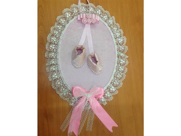 تصميم خاص لتزيين الباب باللون الوردي