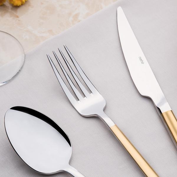 Ensemble Dalyan de 89 pièces en satin doré avec boîte en cuir