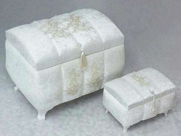 Slit and Lace 2-Piece Dowry Chest Cream