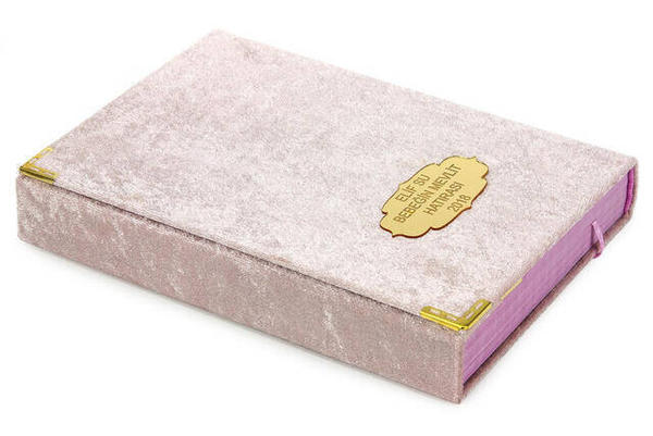 المصحف الكريم - المخمل المغطى - طبق اسمه المميز - عربي سادة - حجم متوسط - وردي - مصحف