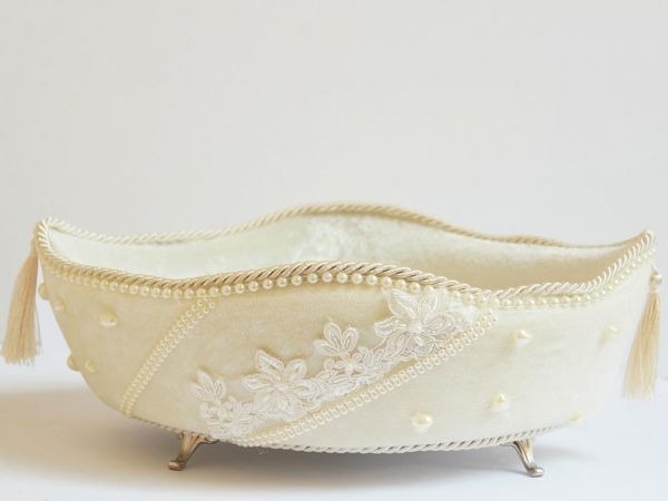 سلة مناشف فاخرة من Hearts Tasseled Gondola كريم