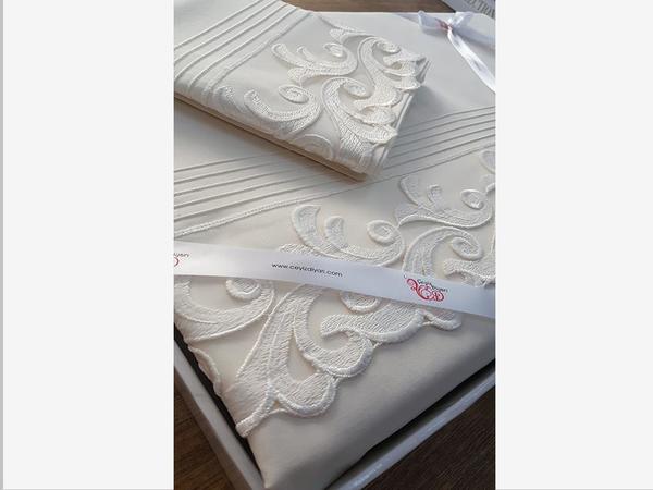 Fransız Güpürlü Nervürlü Belinda Nevresim Takımı Krem