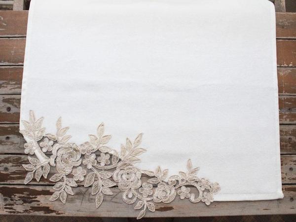 Fransız Aplikli Gül Dalı Havlu Krem