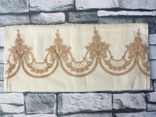 أرض المهر Lina مطرزة كريم منشفة