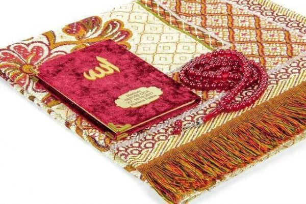 كتاب ياسين مخملي مغطى - حجم الجيب - لوحة اسم خاصة - سجادة صلاة - مسبحة - محاصر - أحمر